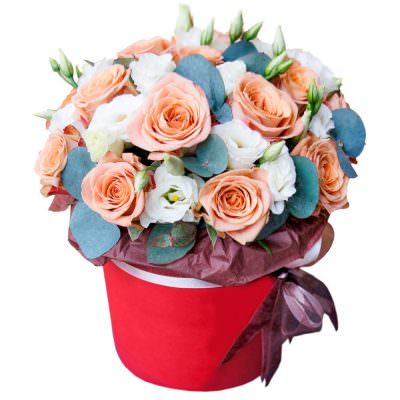 Шляпная коробка розами и эустомами «Лепестковая мелодия»